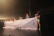 「(仮)」旗を取り付けるアップアップガールズ(仮)。