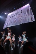 「(仮)」旗の下で「 銀河上々物語」を披露するアップアップガールズ(仮)。