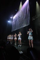 「（仮）」旗の下で「 銀河上々物語」を披露するアップアップガールズ（仮）。