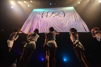 「（仮）」旗に向かって敬礼をするアップアップガールズ（仮）。