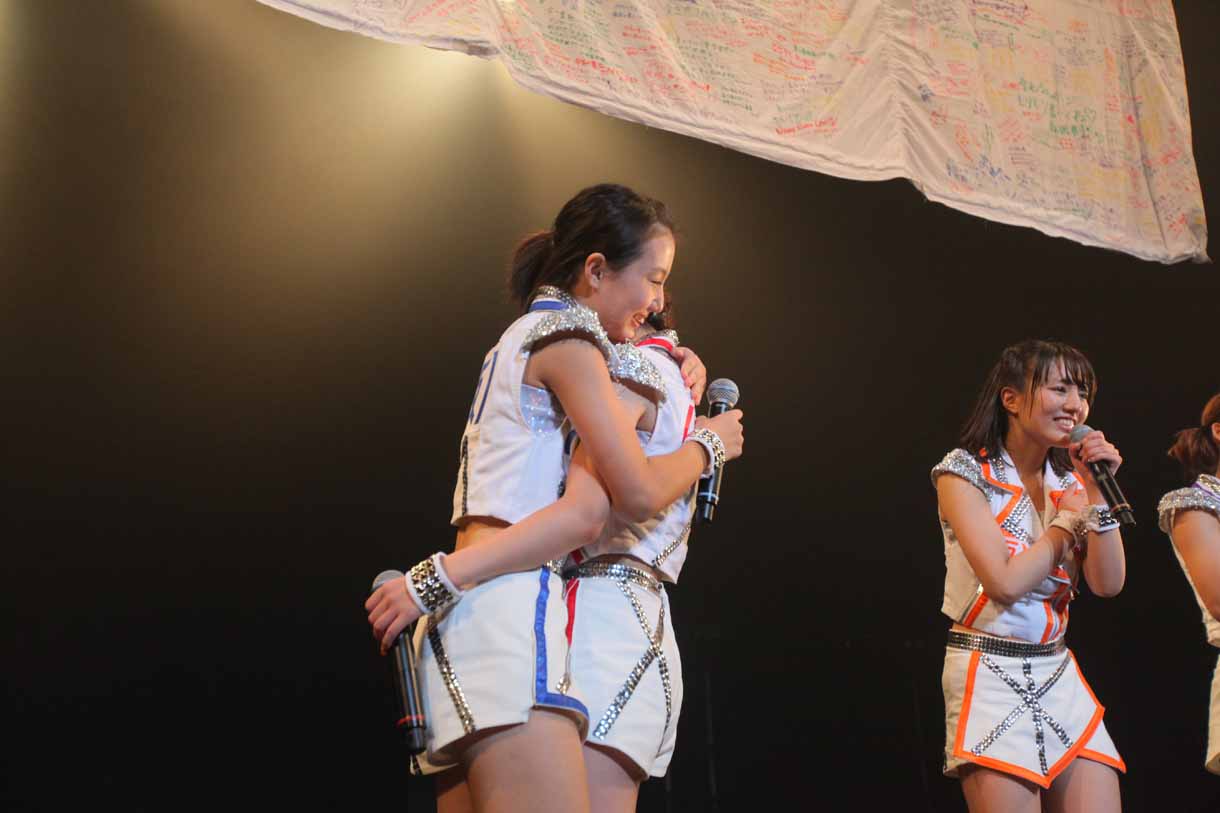 抱き合う新井愛瞳と仙石みなみ。