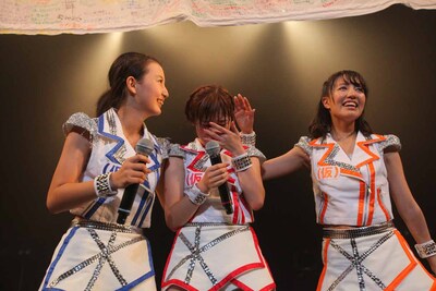 写真左から新井愛瞳、仙石みなみ、関根梓