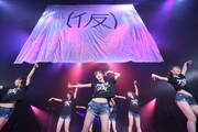 アンコールで「サマービーム!アプガの夏 MIX」を披露するアップアップガールズ(仮)。