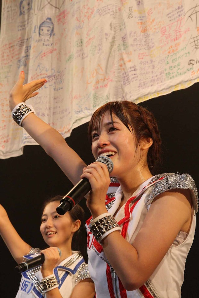 瞳をうるませながら笑顔を見せる仙石みなみ。