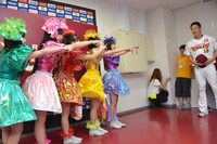 マー君に向けて「Z!!」のポーズを取るももいろクローバーZ。