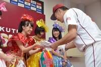 ユニフォームを受け取る百田夏菜子。