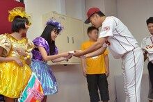 ユニフォームを受け取る高城れに。高城と玉井詩織（左）はマー君（右）に「誰推しですか？」「誰寄りの箱推しですか？」と詰め寄った。