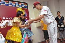 ユニフォームを受け取る玉井詩織。