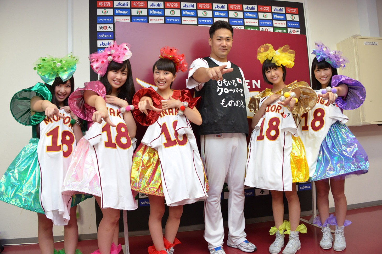 ももクロとマー君で「Z!!」のポーズ。