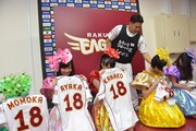 自分の名前が入った楽天ユニフォームに感動するももクロの5人。