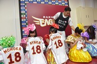 自分の名前が入った楽天ユニフォームに感動するももクロの5人。