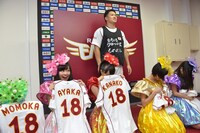 マー君はユニフォームの上から「画伯のバカ騒ぎビブス」を着用。