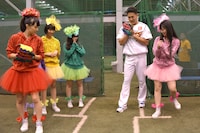 マー君に投球フォームを教わるももクロ。