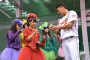 マー君にボールの握り方を教わる百田投手。
