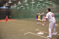 マー君をキャッチャーに投球練習を行う百田投手。