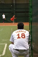 マー君をキャッチャーに投球練習を行う百田投手。