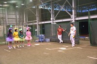 百田投手の投球練習を見守るももクロメンバー。