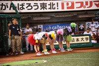 グラウンドに深々と頭を下げるももいろクローバーZ。