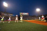 マウンドに向かうももいろクローバーZ。