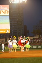 マウンドに集合したももいろクローバーZ。