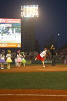 今週の人気の画像3位は「ももクロ百田、初登板ナイスピッチングにマー君も太鼓判」より、ももいろクローバーZ・百田夏菜子の投球シーン。