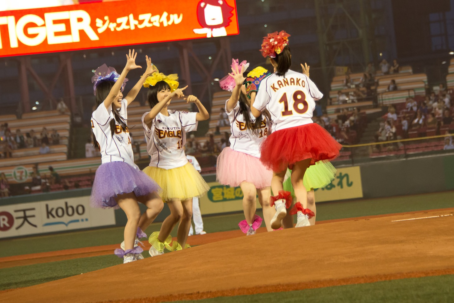 大喜びでメンバーの元へと駆け寄る百田投手。