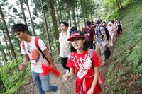 御岳山をハイクする荒川ちか（写真右手前）。