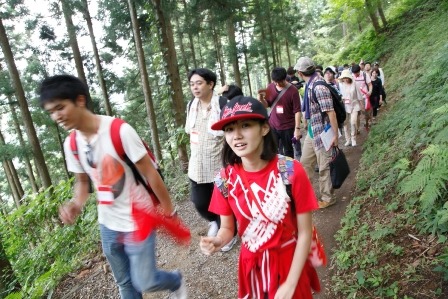 御岳山をハイクする荒川ちか（写真右手前）。