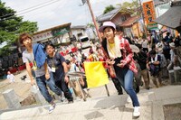 ファンを引率する田尻あやめ（写真右）