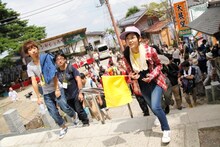 ファンを引率する田尻あやめ（写真右）