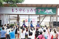 御岳山山頂でのライブ＆握手会の様子。