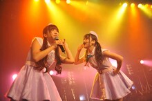 根岸愛、増井みお（左から）。