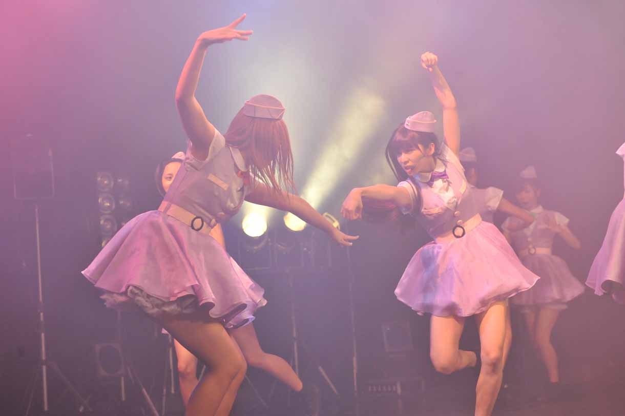 謎の構えをとる岩村捺未と玉井杏奈。