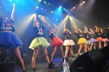 両手を突き上げるパフォーマンスを見せるPASSPO☆。