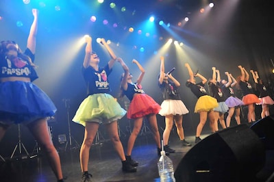 両手を突き上げるパフォーマンスを見せるPASSPO☆。