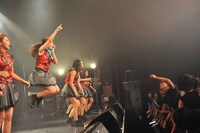 飛び跳ねる増井みお。