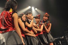 根岸愛のコメントに感動し集まるPASSPO☆クルー。