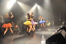 バンドクルーが登場したことに驚くPASSPO☆。