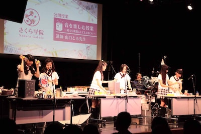 日用品を使ってオリジナル楽器を製作する生徒たち。