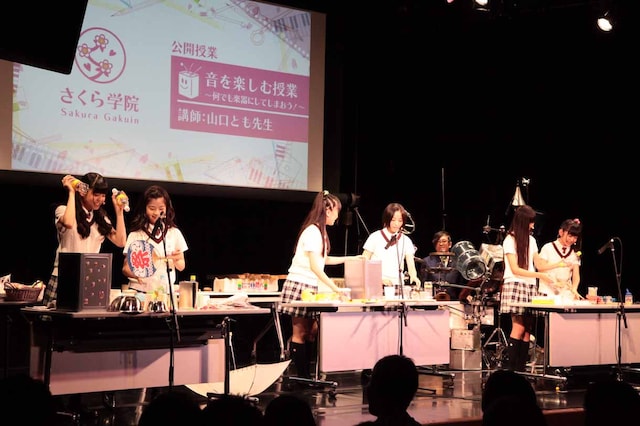 日用品を使ってオリジナル楽器を製作する生徒たち。