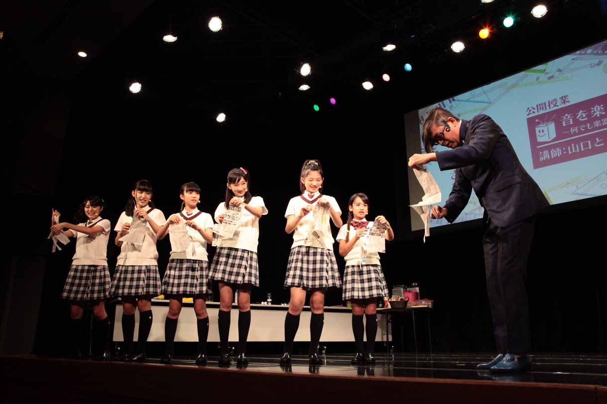 特別講師の山口ともによる公開授業の様子。