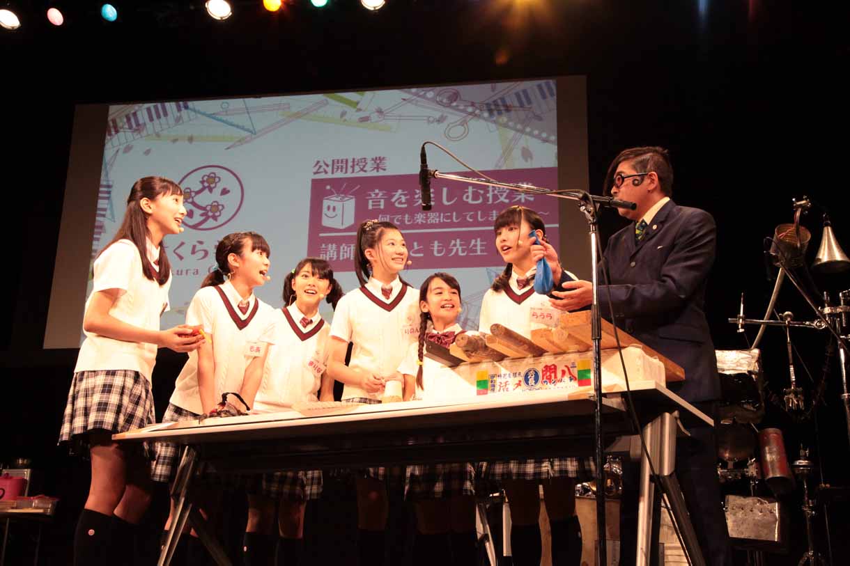 特別講師の山口ともによる公開授業の様子。