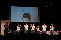 照れた表情の水野由結を捉えた佐藤日向のベストショット。