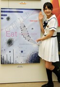自身の作品「FOOD CHAIN」を前に記念撮影をする若月佑美。