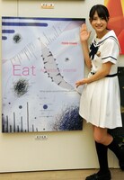 自身の作品「FOOD CHAIN」を前に記念撮影をする若月佑美。