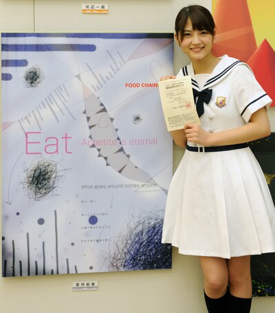 自身の作品「FOOD CHAIN」を前に記念撮影をする若月佑美。