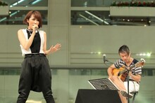 池袋サンシャインシティ噴水広場で熱唱するGILLE。