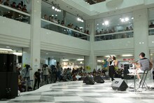 池袋サンシャインシティ噴水広場で熱唱するGILLE。