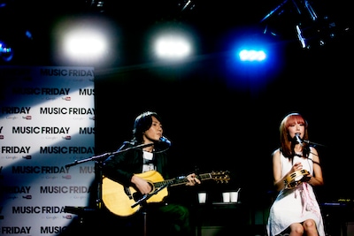 moumoon「MUSIC FRIDAY on Google+ | YouTube」出演時のライブの様子。