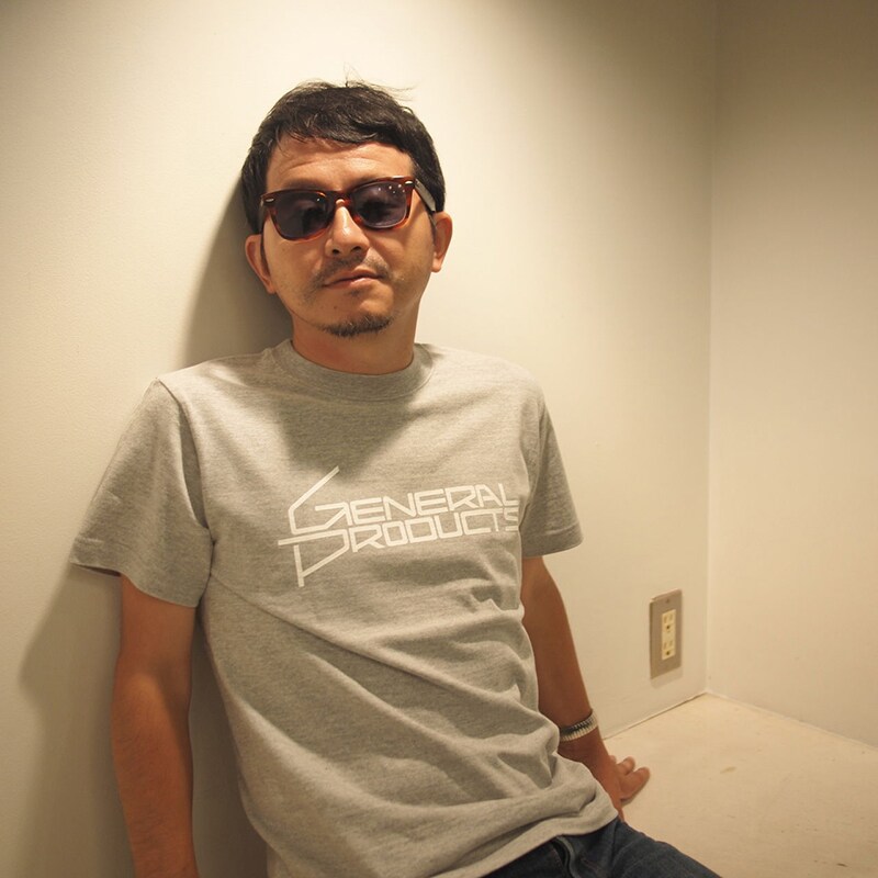 ミックスグレーの「ゼネプロTシャツ」を着たかせきさいだぁ。